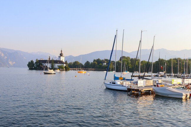 Einsatzkr�fte von Feuerwehr und Wasserrettung zu Personenrettung am Traunsee in Gmunden alarmiert