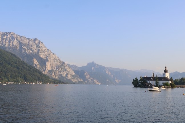 Einsatzkr�fte von Feuerwehr und Wasserrettung zu Personenrettung am Traunsee in Gmunden alarmiert