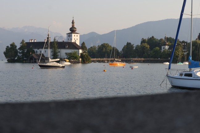 Einsatzkr�fte von Feuerwehr und Wasserrettung zu Personenrettung am Traunsee in Gmunden alarmiert