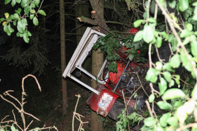 Traktor abgest�rzt: Lenker schleppte sich nach schwerem Traktorunfall in Pichl bei Wels zu Bauernhof