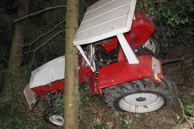 Traktor abgest�rzt: Lenker schleppte sich nach schwerem Traktorunfall in Pichl bei Wels zu Bauernhof