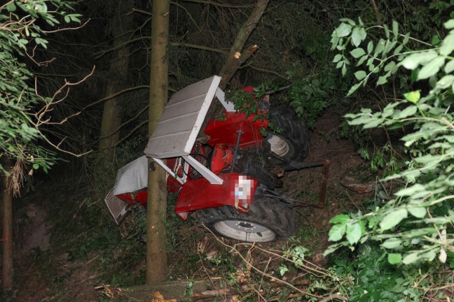 Traktor abgest�rzt: Lenker schleppte sich nach schwerem Traktorunfall in Pichl bei Wels zu Bauernhof