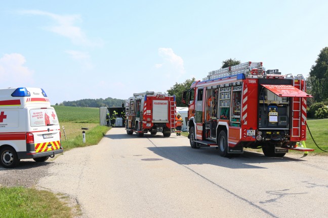 Lenker unverletzt: LKW-Sattelzug bei St. Marien von Stra�e abgekommen und umgest�rzt