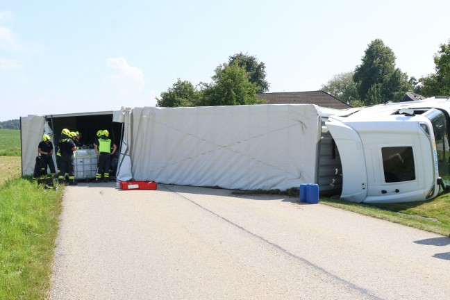 Lenker unverletzt: LKW-Sattelzug bei St. Marien von Stra�e abgekommen und umgest�rzt