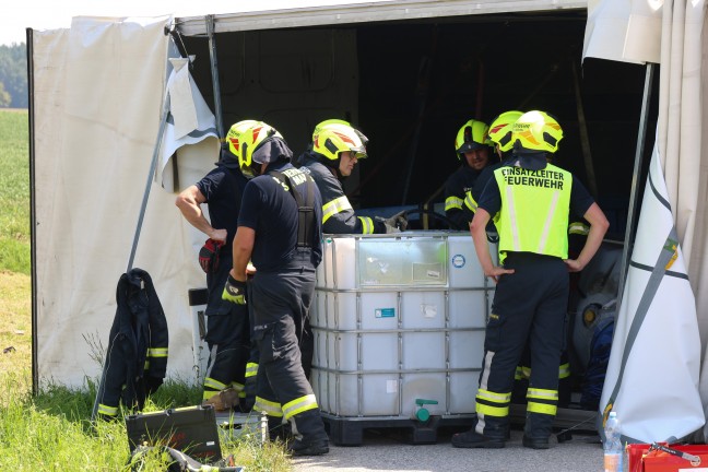 Lenker unverletzt: LKW-Sattelzug bei St. Marien von Stra�e abgekommen und umgest�rzt