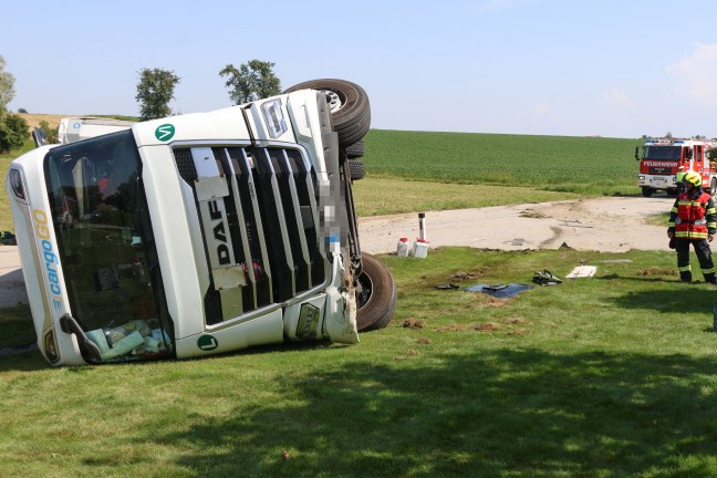 Lenker unverletzt: LKW-Sattelzug bei St. Marien von Stra�e abgekommen und umgest�rzt