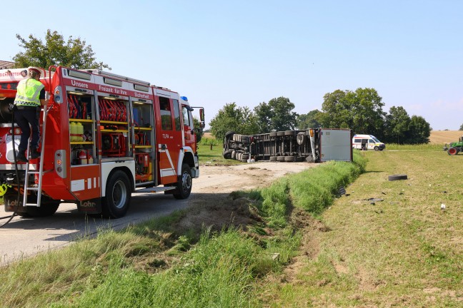 Lenker unverletzt: LKW-Sattelzug bei St. Marien von Stra�e abgekommen und umgest�rzt