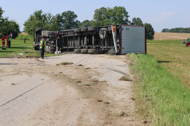 Lenker unverletzt: LKW-Sattelzug bei St. Marien von Stra�e abgekommen und umgest�rzt