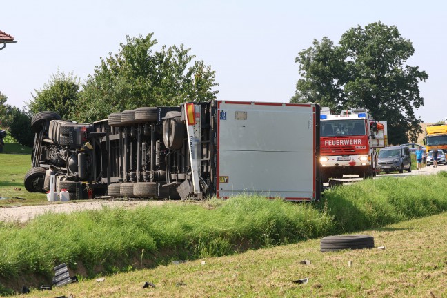 Lenker unverletzt: LKW-Sattelzug bei St. Marien von Stra�e abgekommen und umgest�rzt