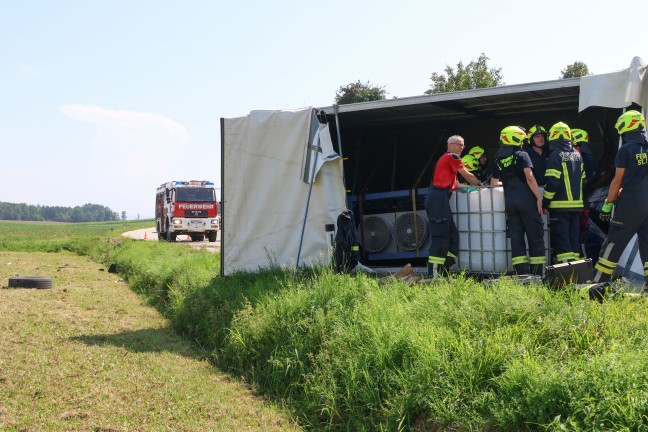 Lenker unverletzt: LKW-Sattelzug bei St. Marien von Stra�e abgekommen und umgest�rzt