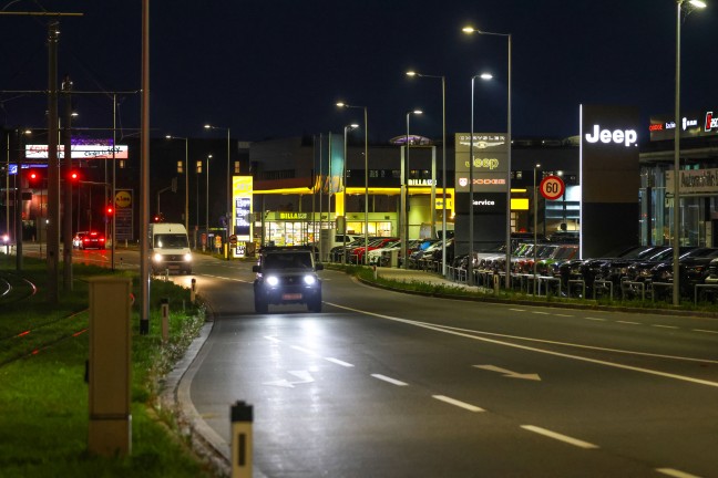 Leonding: Reifen-Burnout l�st Einsatz der Feuerwehr wegen vermeintlichem Brand bei Unternehmen aus