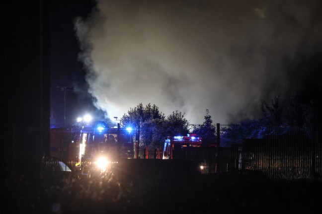 Vier Feuerwehren bei Brand einer gr��eren Gr�nschnittsammelstelle in Sipbachzell im Einsatz