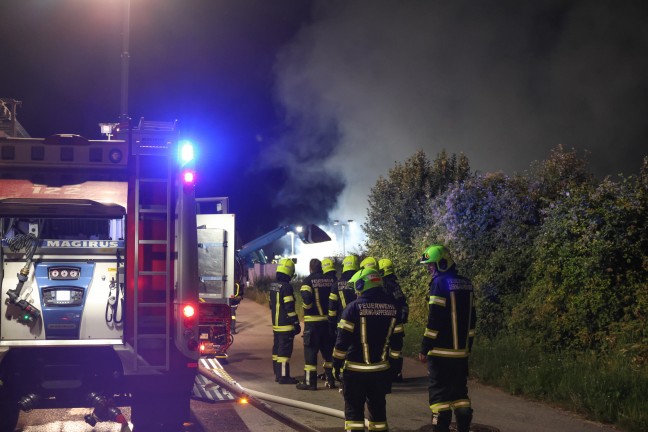 Vier Feuerwehren bei Brand einer gr��eren Gr�nschnittsammelstelle in Sipbachzell im Einsatz