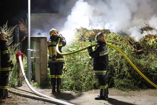 Vier Feuerwehren bei Brand einer gr��eren Gr�nschnittsammelstelle in Sipbachzell im Einsatz