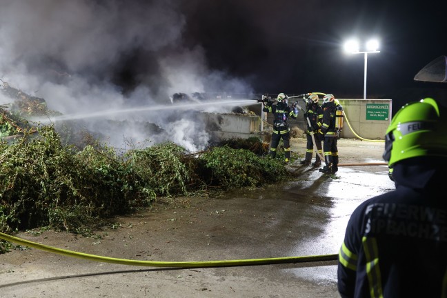 Vier Feuerwehren bei Brand einer gr��eren Gr�nschnittsammelstelle in Sipbachzell im Einsatz
