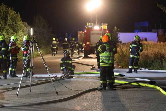 Vier Feuerwehren bei Brand einer gr��eren Gr�nschnittsammelstelle in Sipbachzell im Einsatz