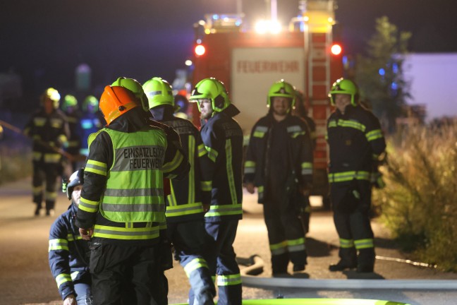 Vier Feuerwehren bei Brand einer gr��eren Gr�nschnittsammelstelle in Sipbachzell im Einsatz
