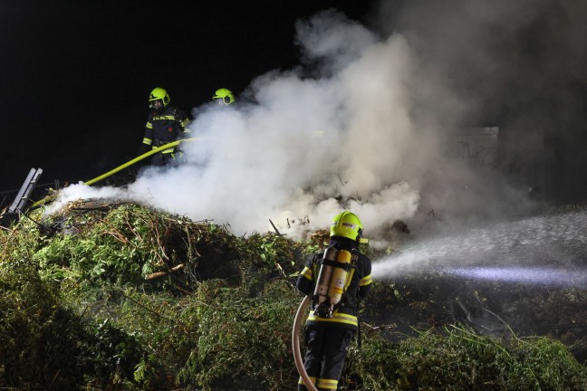 Vier Feuerwehren bei Brand einer gr��eren Gr�nschnittsammelstelle in Sipbachzell im Einsatz