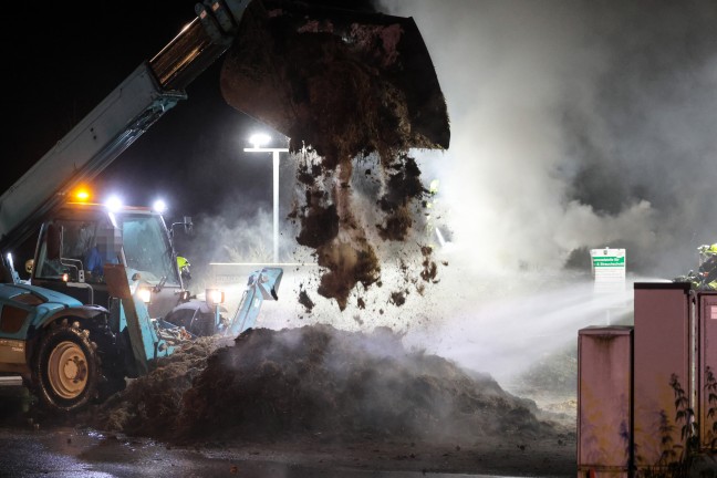 Vier Feuerwehren bei Brand einer gr��eren Gr�nschnittsammelstelle in Sipbachzell im Einsatz