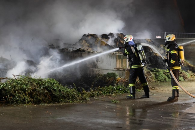 Vier Feuerwehren bei Brand einer gr��eren Gr�nschnittsammelstelle in Sipbachzell im Einsatz