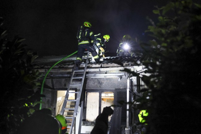 N�chtlicher Geb�udebrand eines kleinen Reihenwohnhauses auf einem Vereinsgel�nde in Alkoven