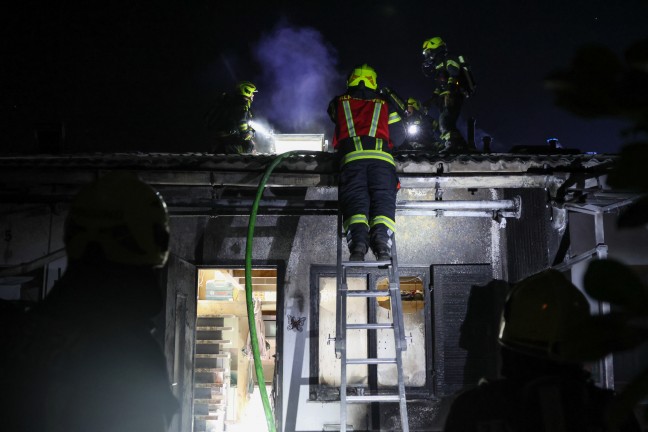 N�chtlicher Geb�udebrand eines kleinen Reihenwohnhauses auf einem Vereinsgel�nde in Alkoven