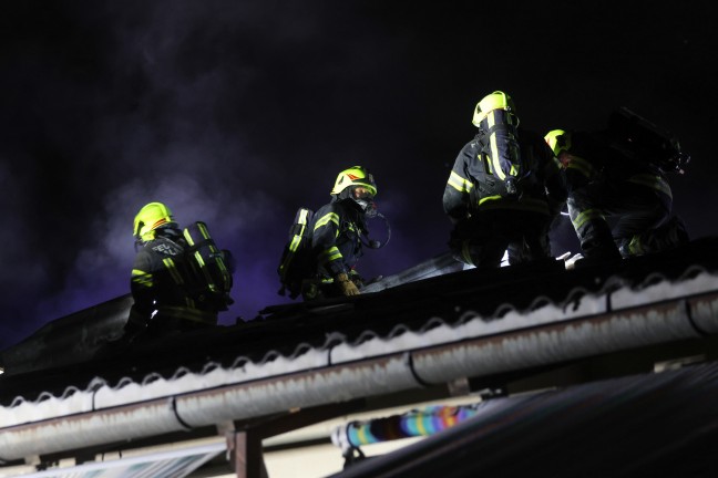 N�chtlicher Geb�udebrand eines kleinen Reihenwohnhauses auf einem Vereinsgel�nde in Alkoven