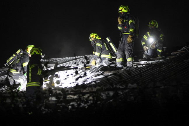 N�chtlicher Geb�udebrand eines kleinen Reihenwohnhauses auf einem Vereinsgel�nde in Alkoven