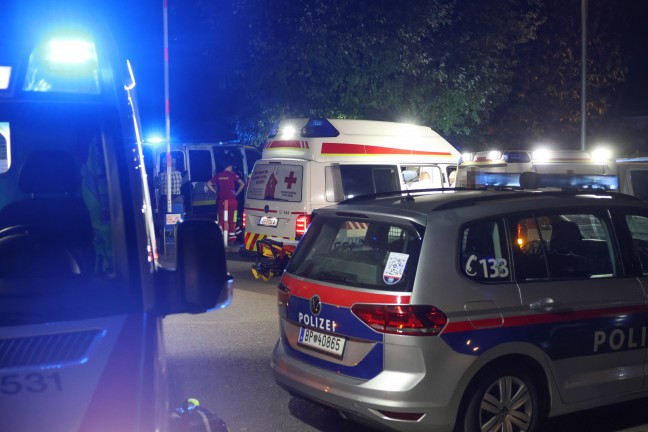 N�chtlicher Geb�udebrand eines kleinen Reihenwohnhauses auf einem Vereinsgel�nde in Alkoven