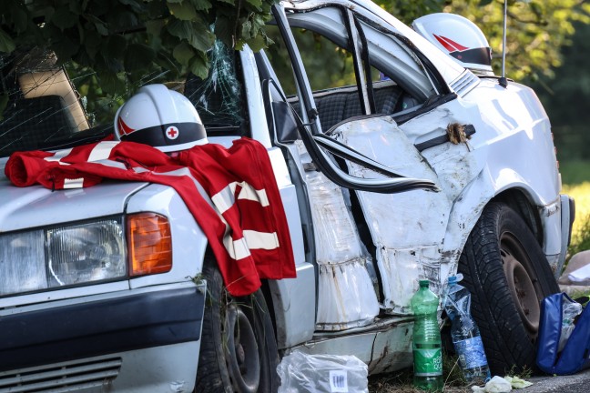 Autolenker (30) erlag nach schwerem Verkehrsunfall bei Pilsbach im Krankenhaus seinen Verletzungen
