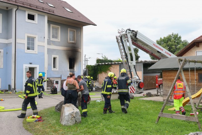 Zimmerbrand in einem Wohn- und B�rogeb�ude in Alkoven erfordert Einsatz zweier Feuerwehren