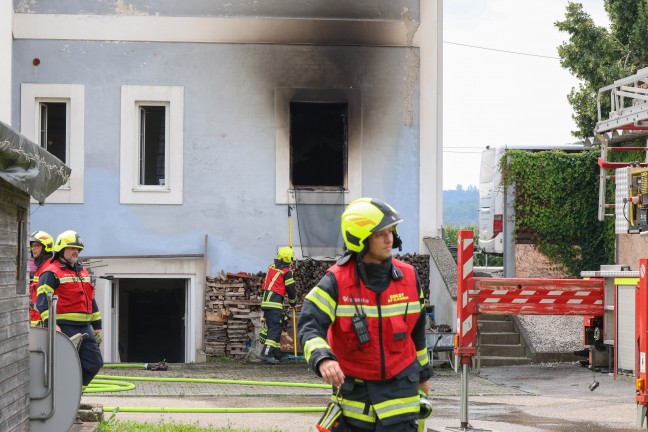 Zimmerbrand in einem Wohn- und B�rogeb�ude in Alkoven erfordert Einsatz zweier Feuerwehren