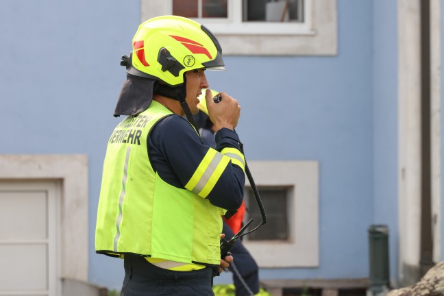 Zimmerbrand in einem Wohn- und B�rogeb�ude in Alkoven erfordert Einsatz zweier Feuerwehren