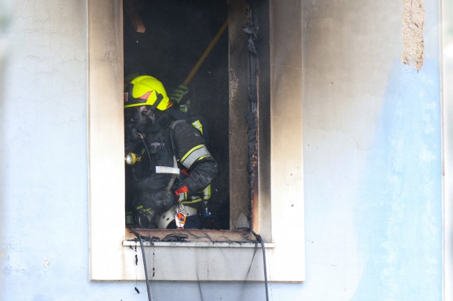 Zimmerbrand in einem Wohn- und B�rogeb�ude in Alkoven erfordert Einsatz zweier Feuerwehren