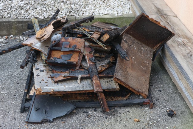 Zimmerbrand in einem Wohn- und B�rogeb�ude in Alkoven erfordert Einsatz zweier Feuerwehren