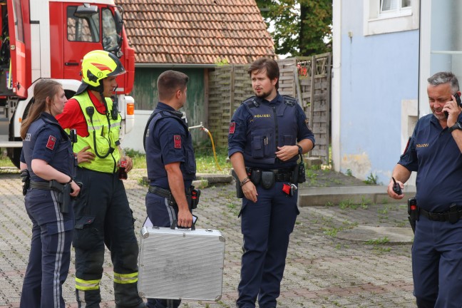 Zimmerbrand in einem Wohn- und B�rogeb�ude in Alkoven erfordert Einsatz zweier Feuerwehren