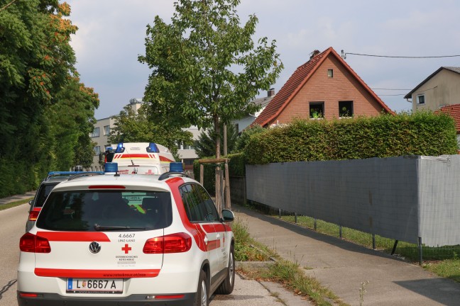 Schwei�treibender L�scheinsatz bei K�chenbrand in einem Einfamilienhaus in Traun