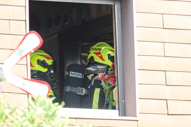 Schwei�treibender L�scheinsatz bei K�chenbrand in einem Einfamilienhaus in Traun