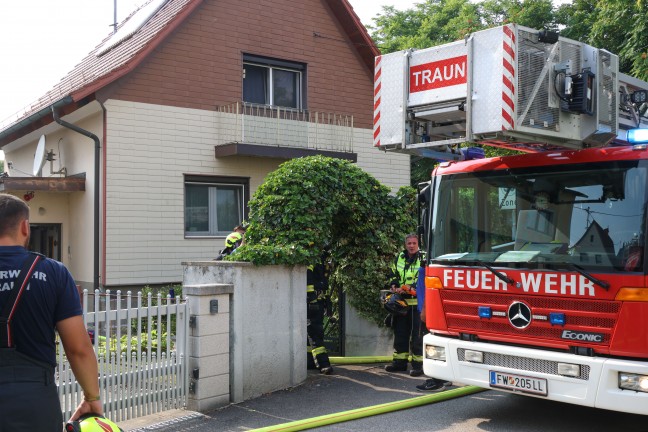 Schwei�treibender L�scheinsatz bei K�chenbrand in einem Einfamilienhaus in Traun
