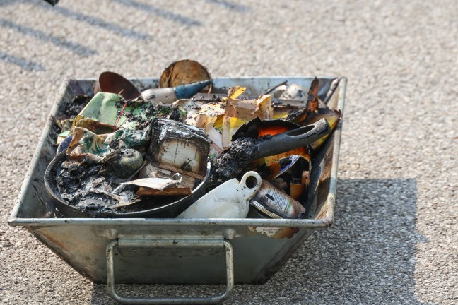 Schwei�treibender L�scheinsatz bei K�chenbrand in einem Einfamilienhaus in Traun