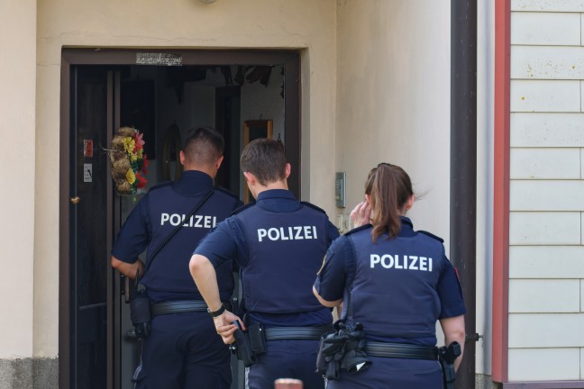 Schwei�treibender L�scheinsatz bei K�chenbrand in einem Einfamilienhaus in Traun