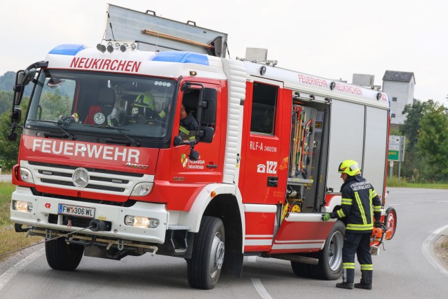 Auto in Neukirchen bei Lambach von Stra�e abgekommen und im Bachbett gelandet