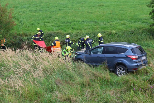 Auto in Neukirchen bei Lambach von Stra�e abgekommen und im Bachbett gelandet
