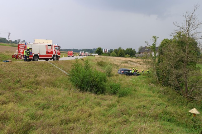 Auto in Neukirchen bei Lambach von Stra�e abgekommen und im Bachbett gelandet