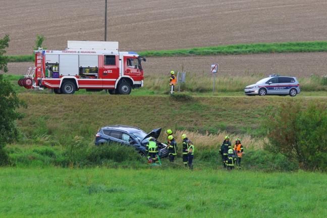 Auto in Neukirchen bei Lambach von Stra�e abgekommen und im Bachbett gelandet