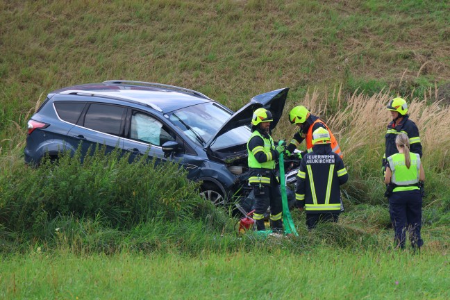 Auto in Neukirchen bei Lambach von Stra�e abgekommen und im Bachbett gelandet