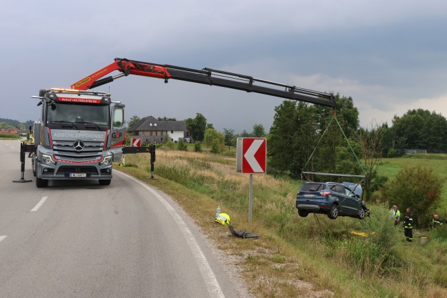 Auto in Neukirchen bei Lambach von Stra�e abgekommen und im Bachbett gelandet