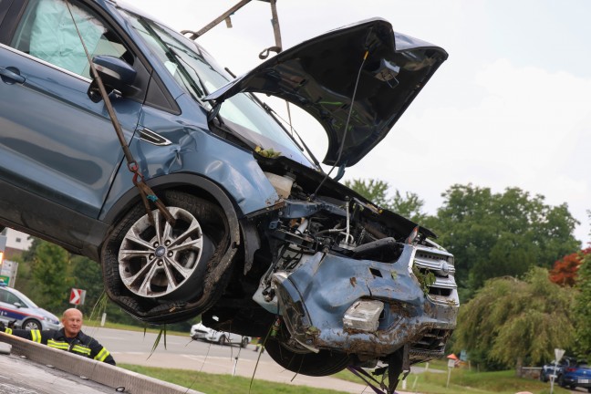 Auto in Neukirchen bei Lambach von Stra�e abgekommen und im Bachbett gelandet