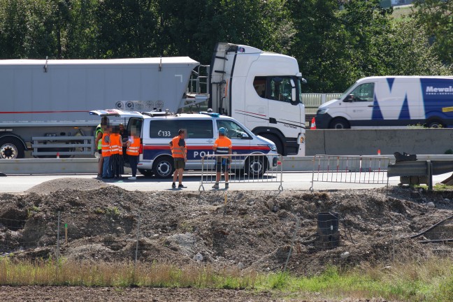 Stau nach Verkehrsunfall im Baustellenbereich der Westautobahn bei Enns