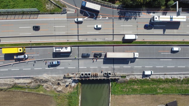 Stau nach Verkehrsunfall im Baustellenbereich der Westautobahn bei Enns